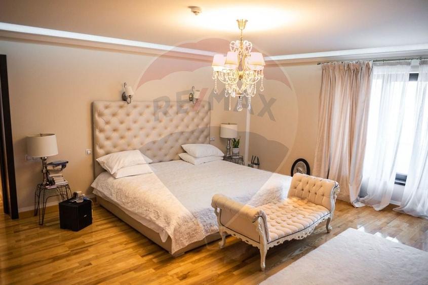 Casă individuală cu 6 camere cu Teren 2000 Mp în Șcheia