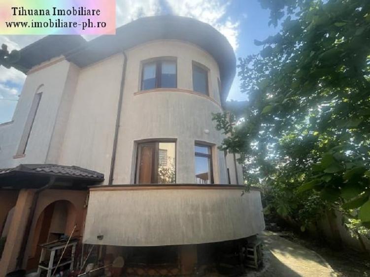 Casă individuală cu 9 camere cu Canalizare în Central