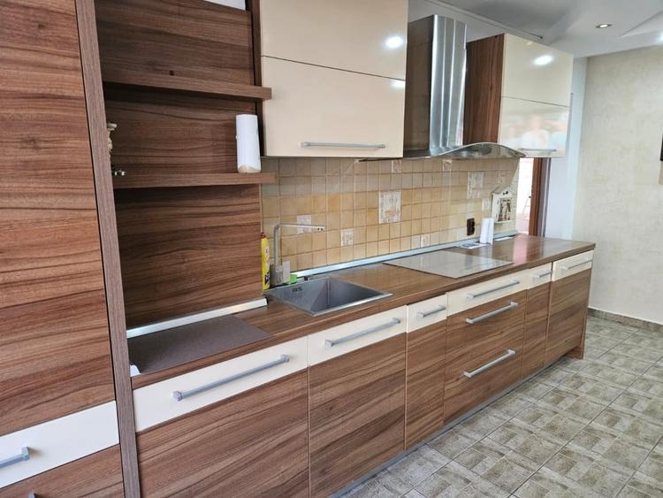 Apartament cu 3 camere în Vasile Aaron
