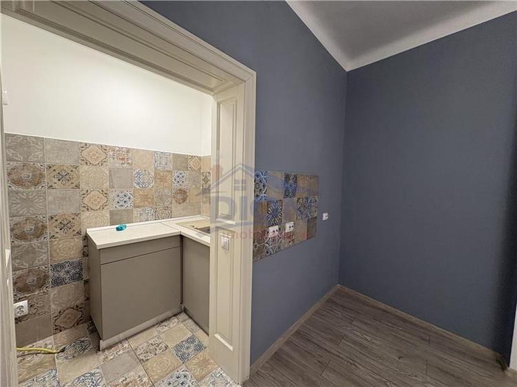 Apartament cu 3 camere semidecomandat în Universitate