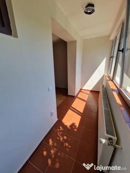 Apartament cu 3 camere semidecomandat în Titan