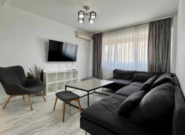 Apartament cu 3 camere semidecomandat în Obor