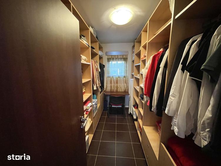 Casă cu 6 camere cu Teren 1629 Mp în Plopu