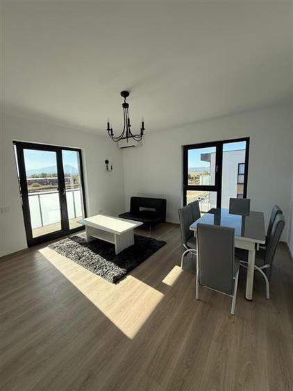 Apartament cu 3 camere decomandat, mobilat în Cristian