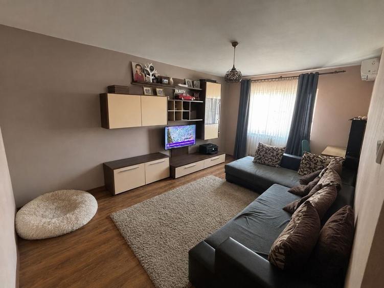 Apartament cu 3 camere decomandat în Central