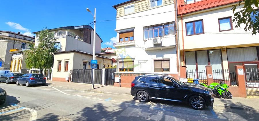 Apartament cu 4 camere decomandat în P-ța Rosetti