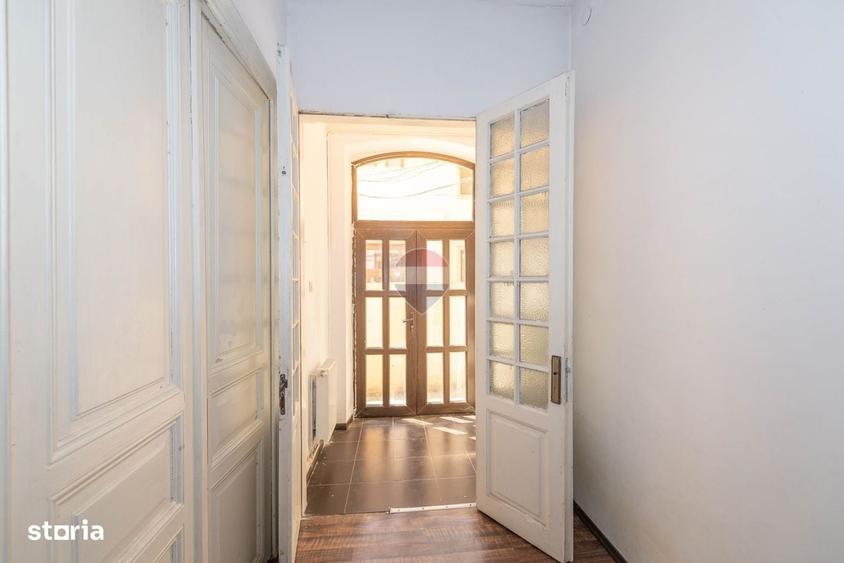Apartament cu 3 camere semidecomandat în Parcul Carol