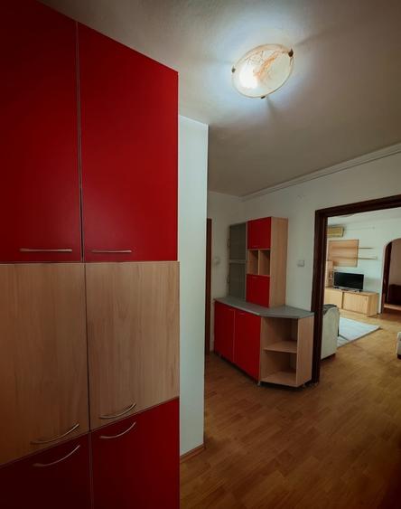 Apartament cu 3 camere semidecomandat, mobilat în Colentina