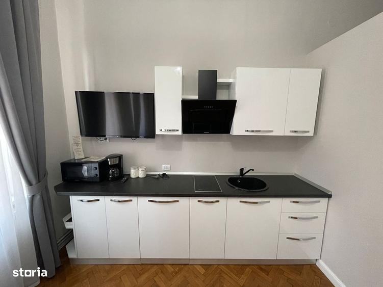 Apartament cu 8 camere decomandat în Exterior Vest
