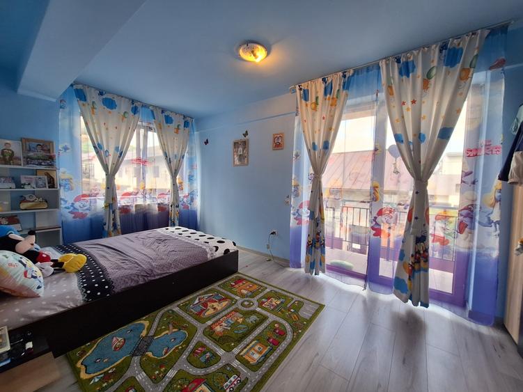 Apartament cu 3 camere semidecomandat, mobilat în Florești