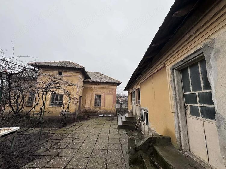 Casă cu Teren 2500 Mp în Central