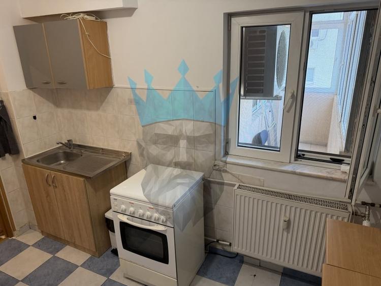 Apartament cu 3 camere semidecomandat, mobilat în P-ța Romană