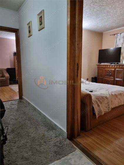 Apartament cu 4 camere decomandat în Filiași