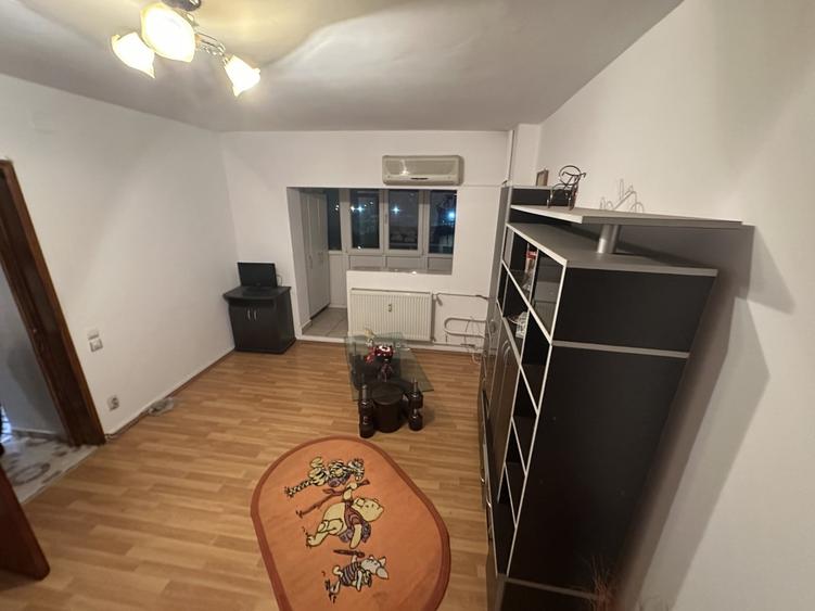 Apartament cu 4 camere semidecomandat, mobilat în Berceni