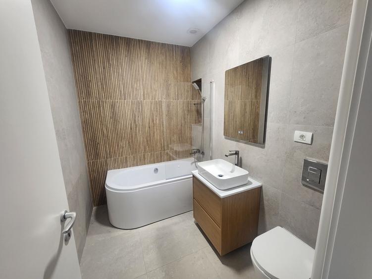 Apartament cu 3 camere semidecomandat în Dămăroaia