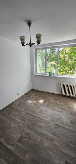 Apartament cu 3 camere semidecomandat în P-ța Gorjului
