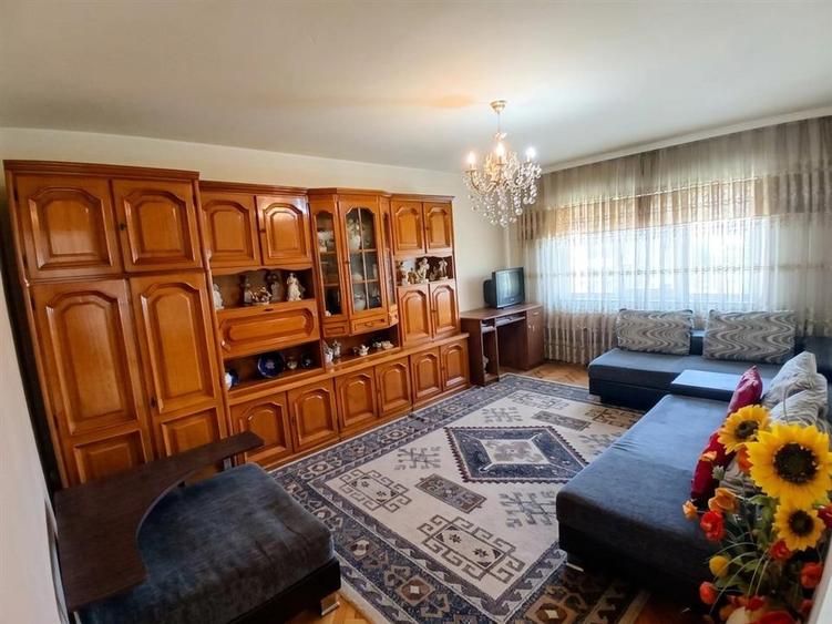 Apartament cu 3 camere decomandat în Decebal