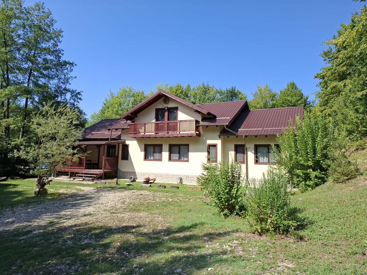 Casă cu 6 camere cu Teren 2267 Mp în Iedera de Sus