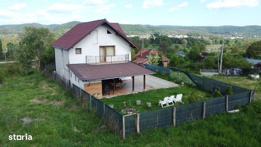 Casă cu 4 camere în Curtea de Argeș