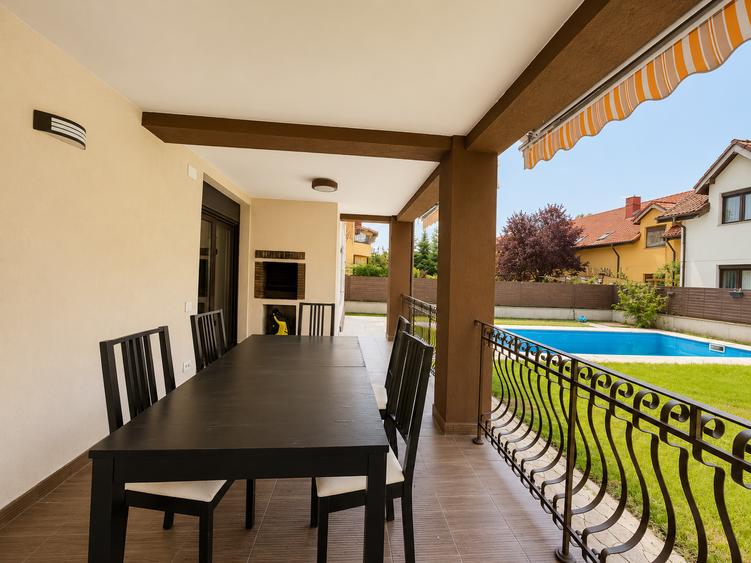 Casă individuală cu 6 camere cu Piscina în Central