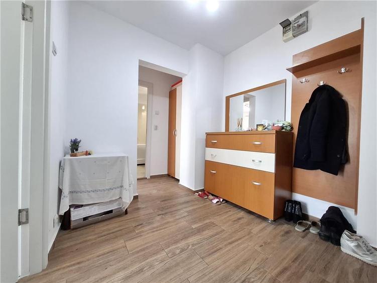 Apartament cu 2 camere decomandat, mobilat în Central