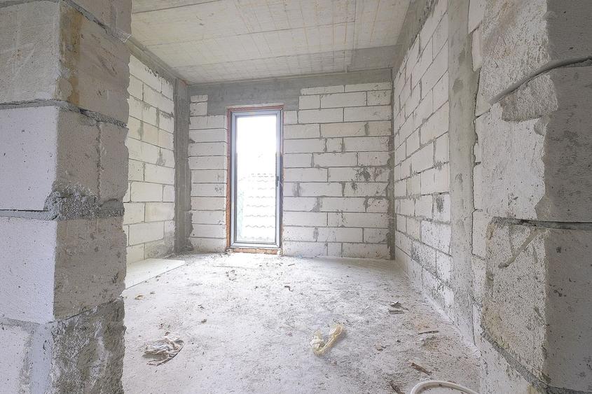 Casă cu 9 camere cu Teren 250 Mp în Valea Popii