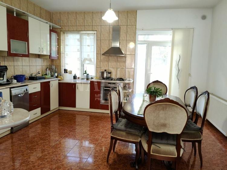 Casă individuală cu 11 camere cu Canalizare în Zorilor