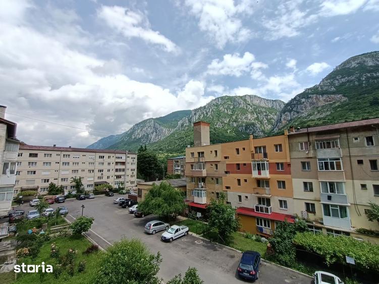 Apartament cu 3 camere semidecomandat, mobilat în Central