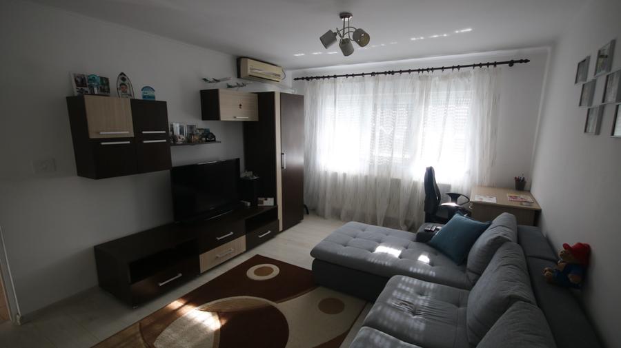 Apartament cu 3 camere semidecomandat în Cetății