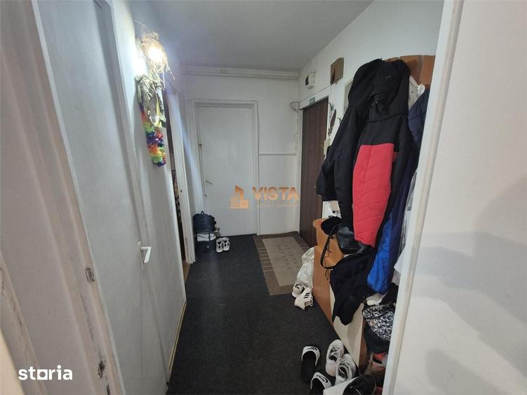 Apartament cu 3 camere semidecomandat în Astra