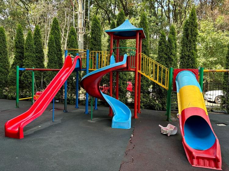Apartament cu 3 camere decomandat, mobilat în Iancu Nicolae