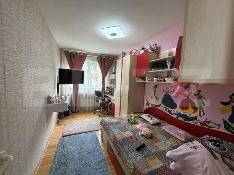 Apartament cu 3 camere decomandat, mobilat în 9 Mai