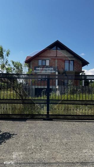 Casă cu 6 camere cu Teren 1000 Mp în Costâna