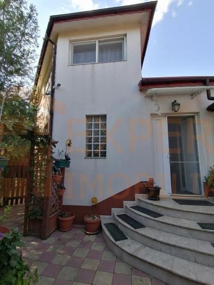 Casă individuală cu 6 camere cu Canalizare în Oituz