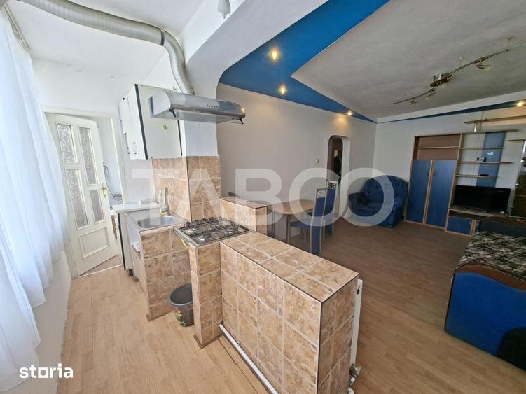 Apartament cu 3 camere semidecomandat, mobilat în Mihai Viteazul