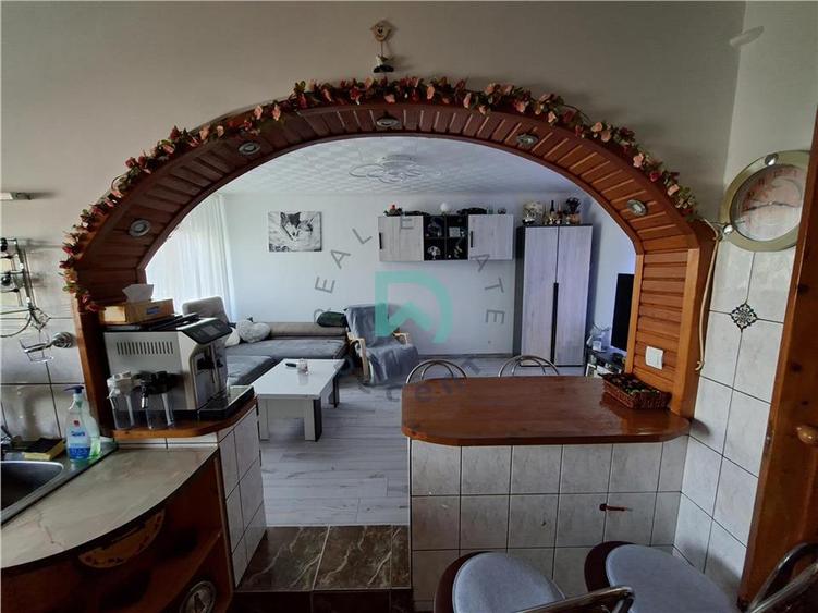 Apartament cu 3 camere decomandat în Astra