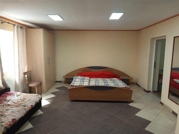 Casă individuală cu 7 camere cu Canalizare în Vest