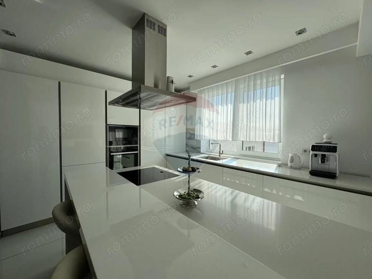 Apartament cu 4 camere decomandat în Central