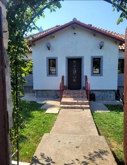 Casă individuală cu 5 camere cu Teren 885 Mp în Central