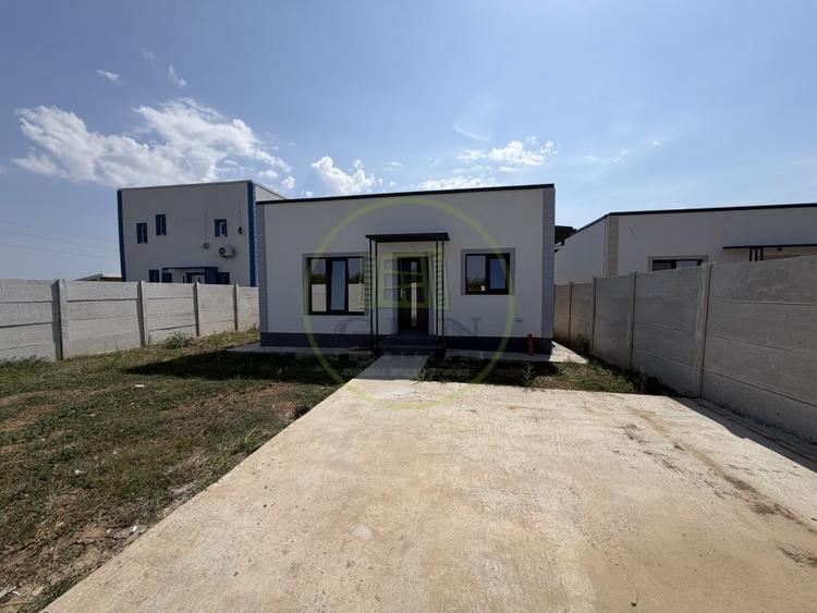 Casă individuală cu 4 camere cu Canalizare în Cârcea