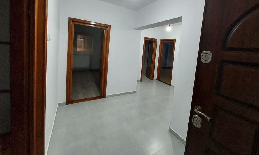 Apartament cu 3 camere decomandat în Păcurari