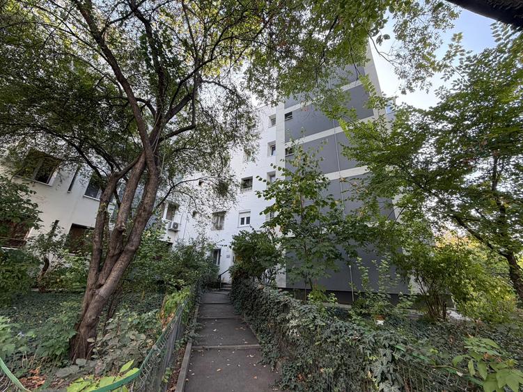 Apartament cu 3 camere semidecomandat în Titan