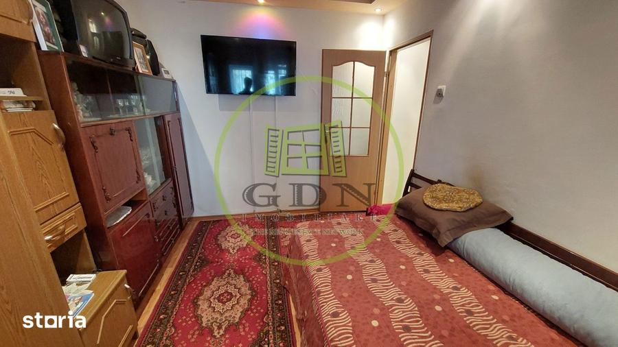 Apartament cu 3 camere semidecomandat, mobilat în Craiovița Nouă