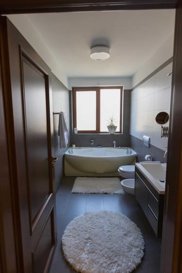 Apartament cu 3 camere decomandat în Europa