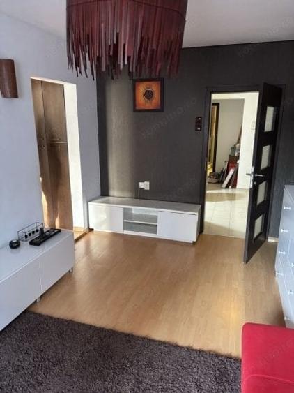 Apartament cu 3 camere semidecomandat în Berceni