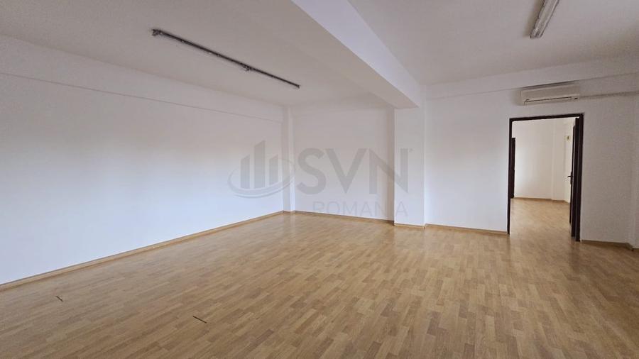 Casă individuală cu 10 camere cu Canalizare în 13 Septembrie