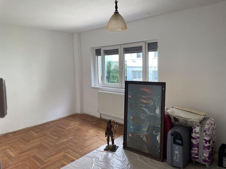 Apartament cu 3 camere decomandat în Milcov