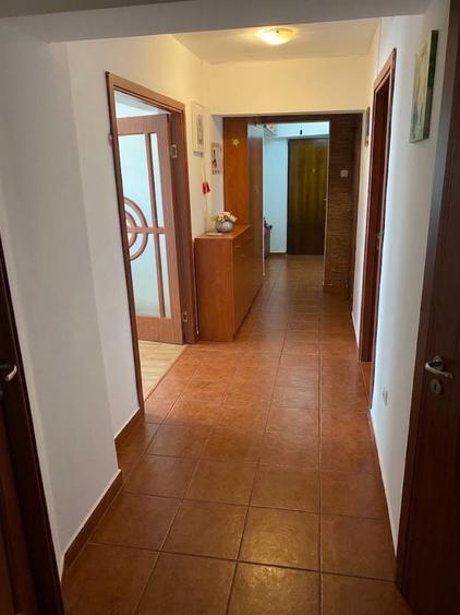 Apartament cu 4 camere decomandat în Șagului