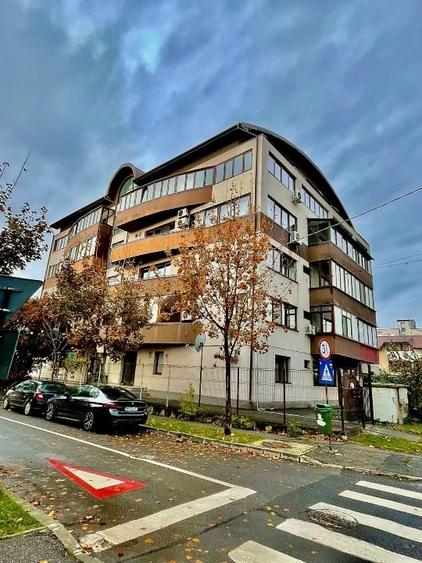 Apartament cu 3 camere decomandat în Străulești