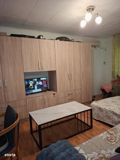Apartament cu 3 camere decomandat în Rovine